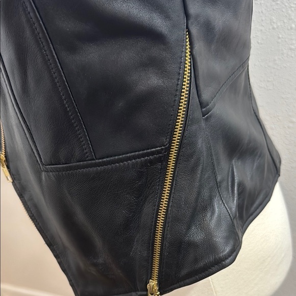 Black Leather Moto Jacket with Notched Lapel and Fitted Silhouette - Picture 3 of 9